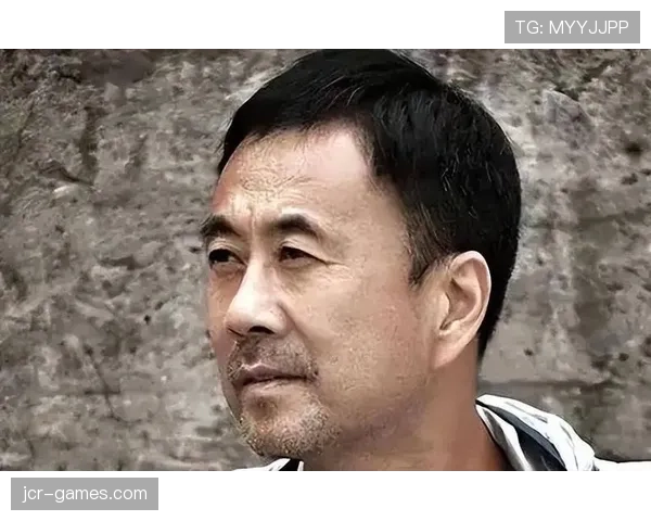 韦世豪居然能边踢球边逛街，这生活真像明星拍戏间隙…